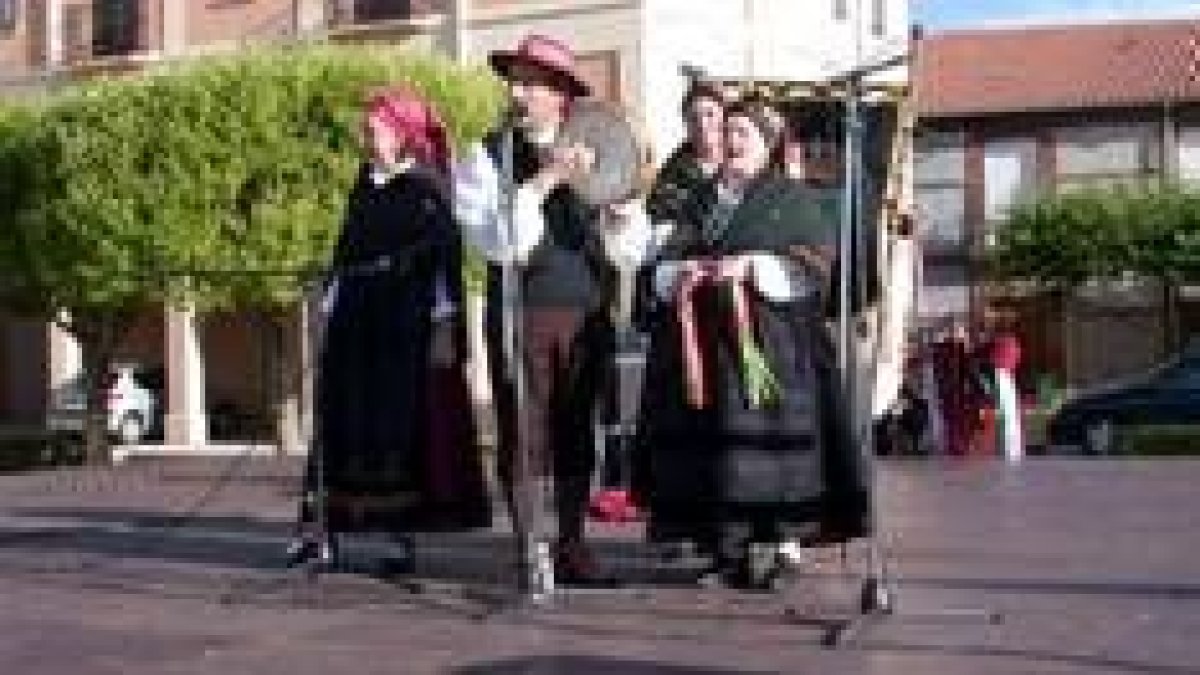 Uno de los grupos folclóricos participantes en el festival que este fin de semana celebra Veguellina