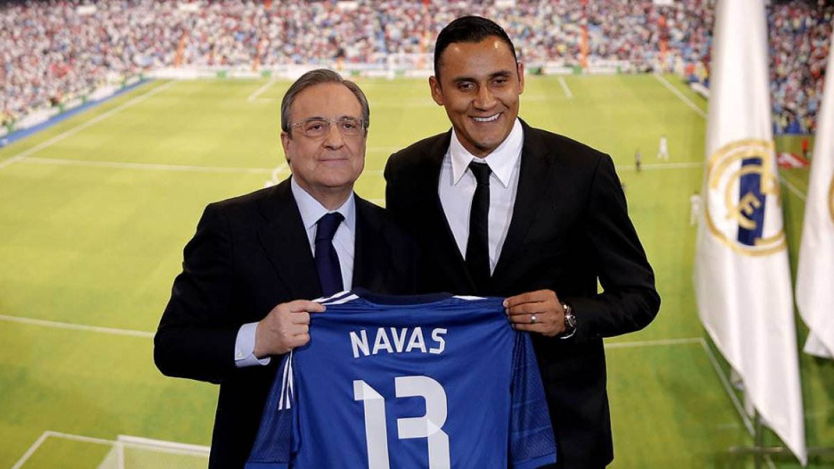 Florentino Pérez presenta la nuevo portero del equipo blanco ante numerosos aficionados costarricenses.