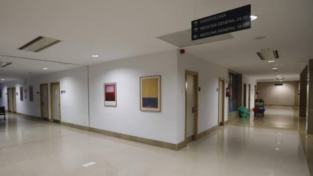 Uno de los pasillos del centro de salud de Eras de Renueva, el martes por la tarde. MARCIANO