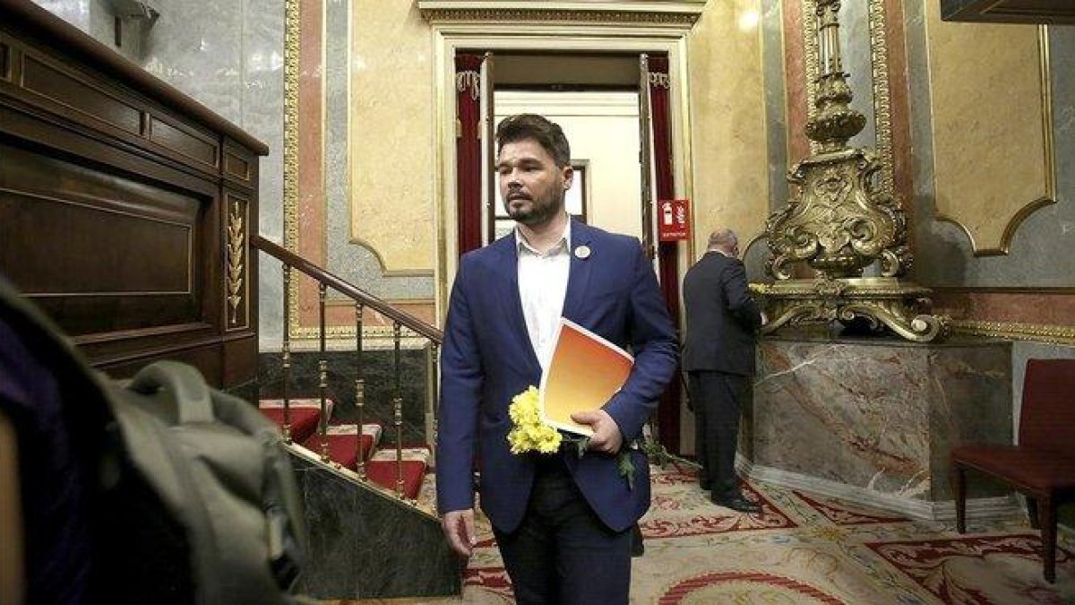 Gabriel Rufián, con unas margaritas amarillas en la primera sesión de la investidura de Pedro Sánchez.