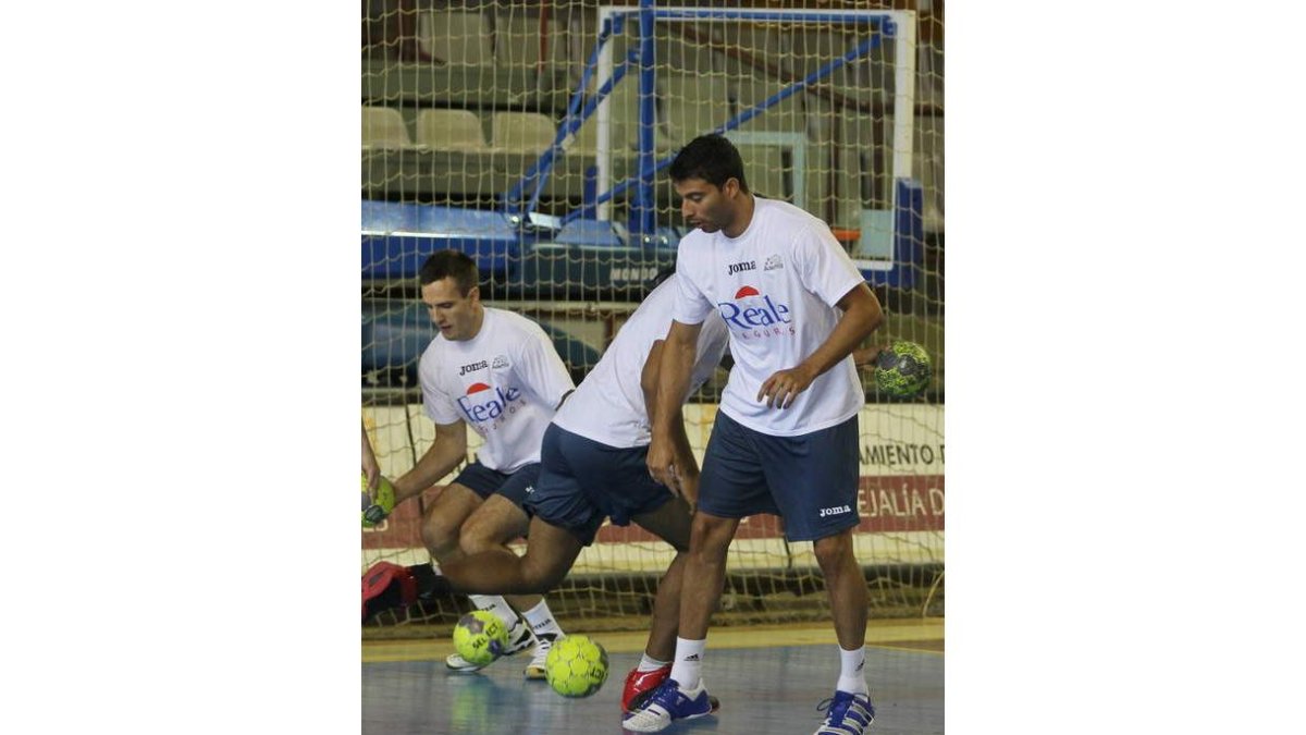 Los jugadores del Ademar adquieren un buen tono físico.