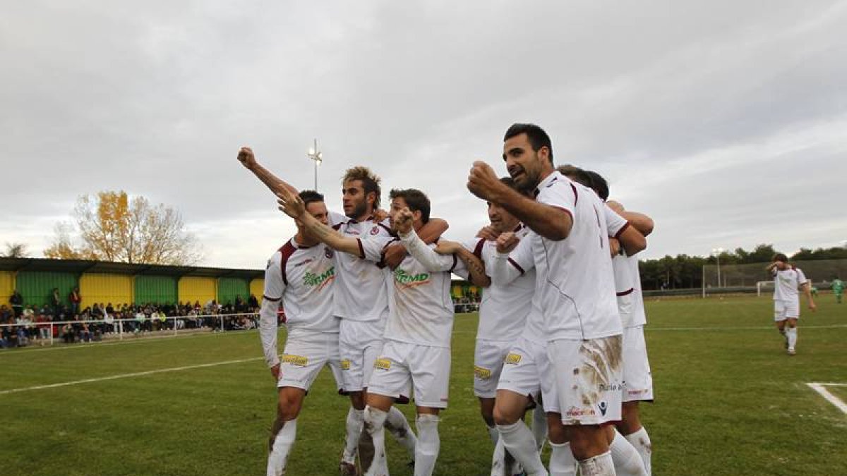 Los jugadores de la Cultural celebran, de cara a la grada, uno de los goles conseguidos