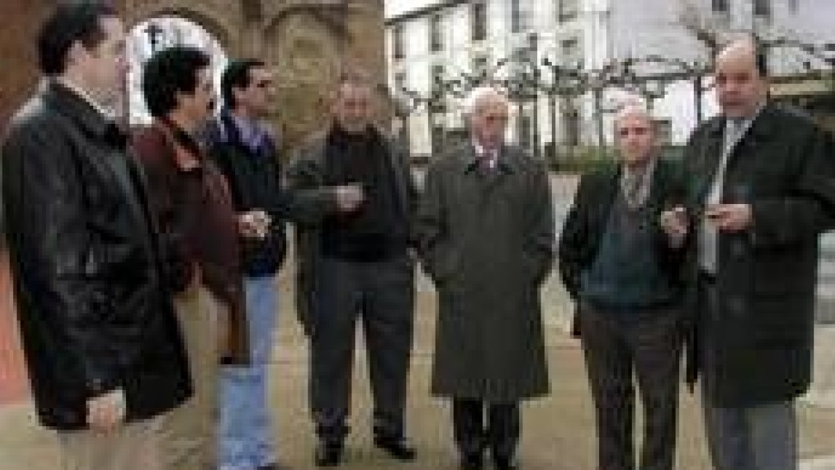 El alcalde José Manuel Lora, acompañado por varios ediles y ciudadanos