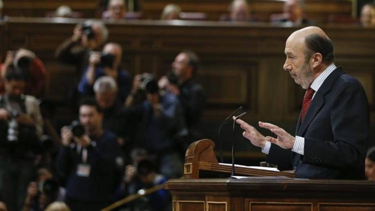 El secretario general del PSOE, Alfredo Pérez Rubalcaba, durante su intervención en la sesión de la tarde del debate sobre el estado de la nación