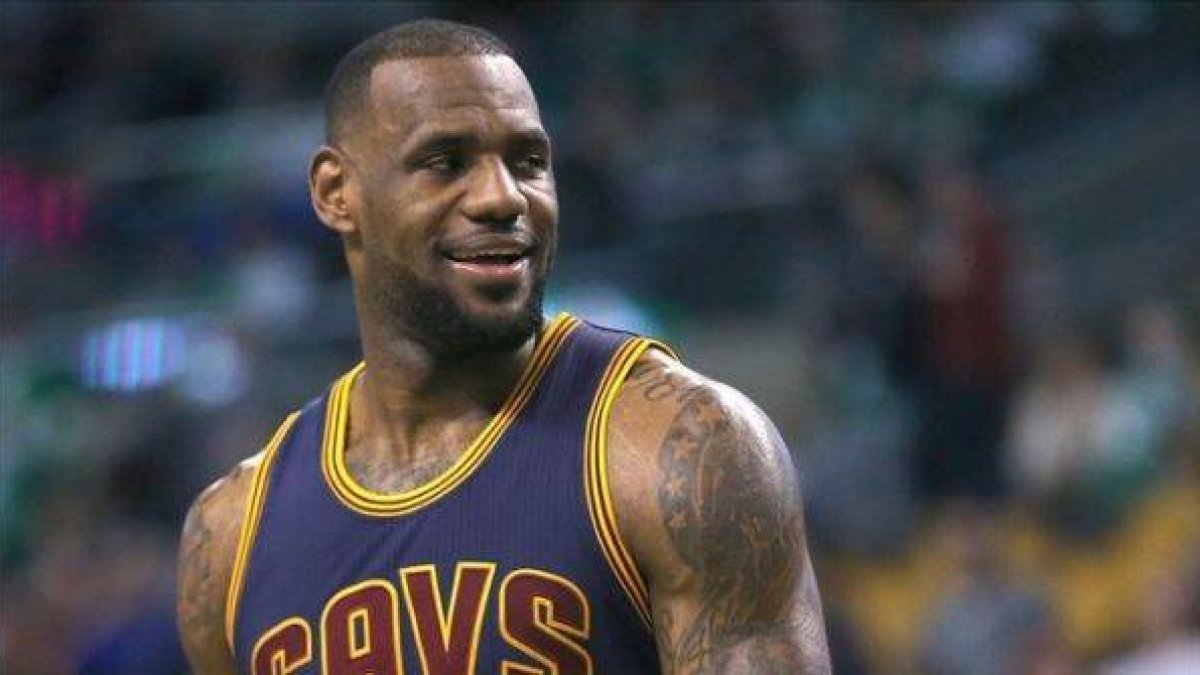 LeBron James, de Cleveland Cavaliers, sonríe durante el último cuarto ante los Boston Celtics.