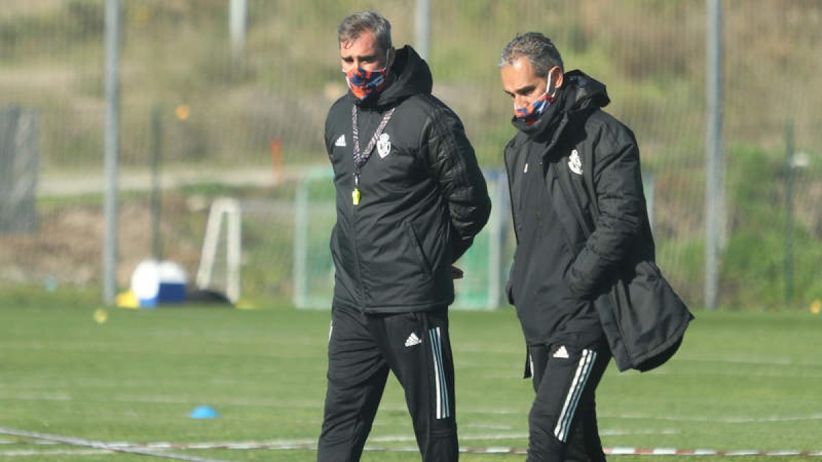 Bolo y Pablo Lago, durante un entrenamiento de la Deportiva en el anexo a El Toralín. L. DE LA MATA