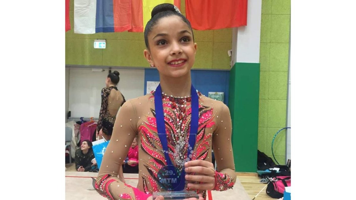 Paula con su medalla y trofeo logrados ayer. DL