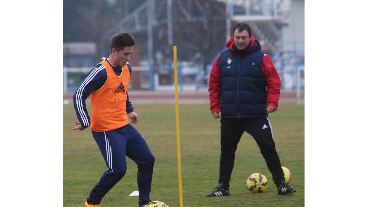 La salida al campo de Gaztañaga, izquierda, ante el Betis dio la posesión al equipo berciano.