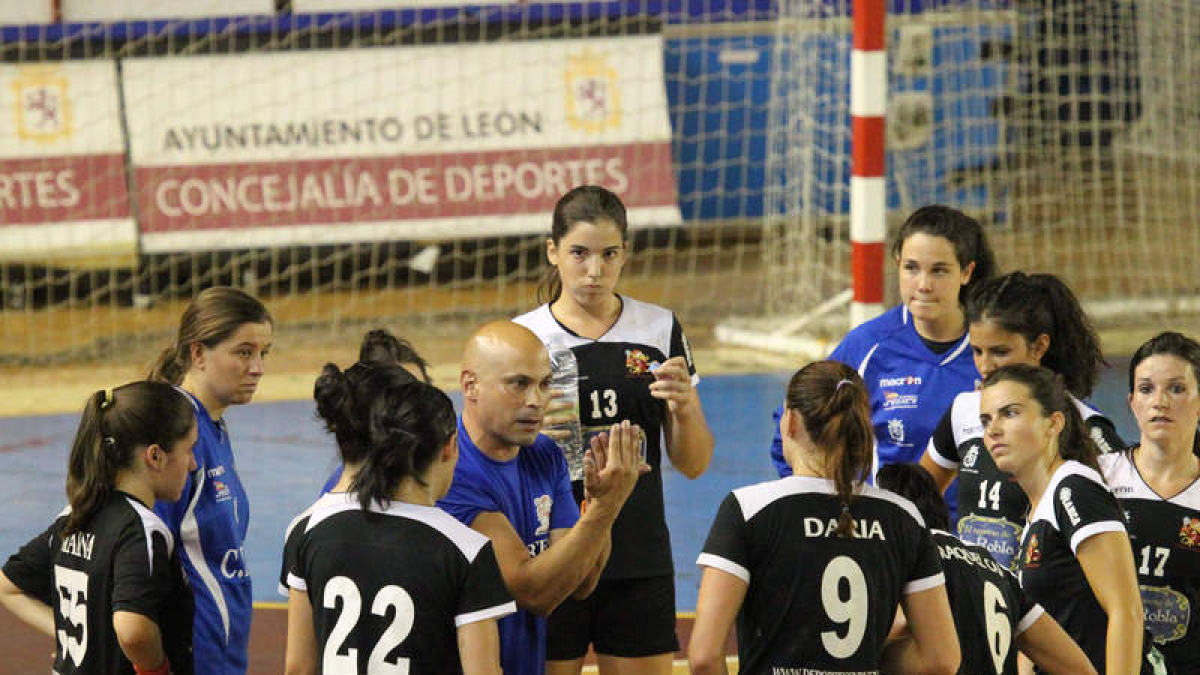 Moreno dialoga con sus jugadoras durante un partido.