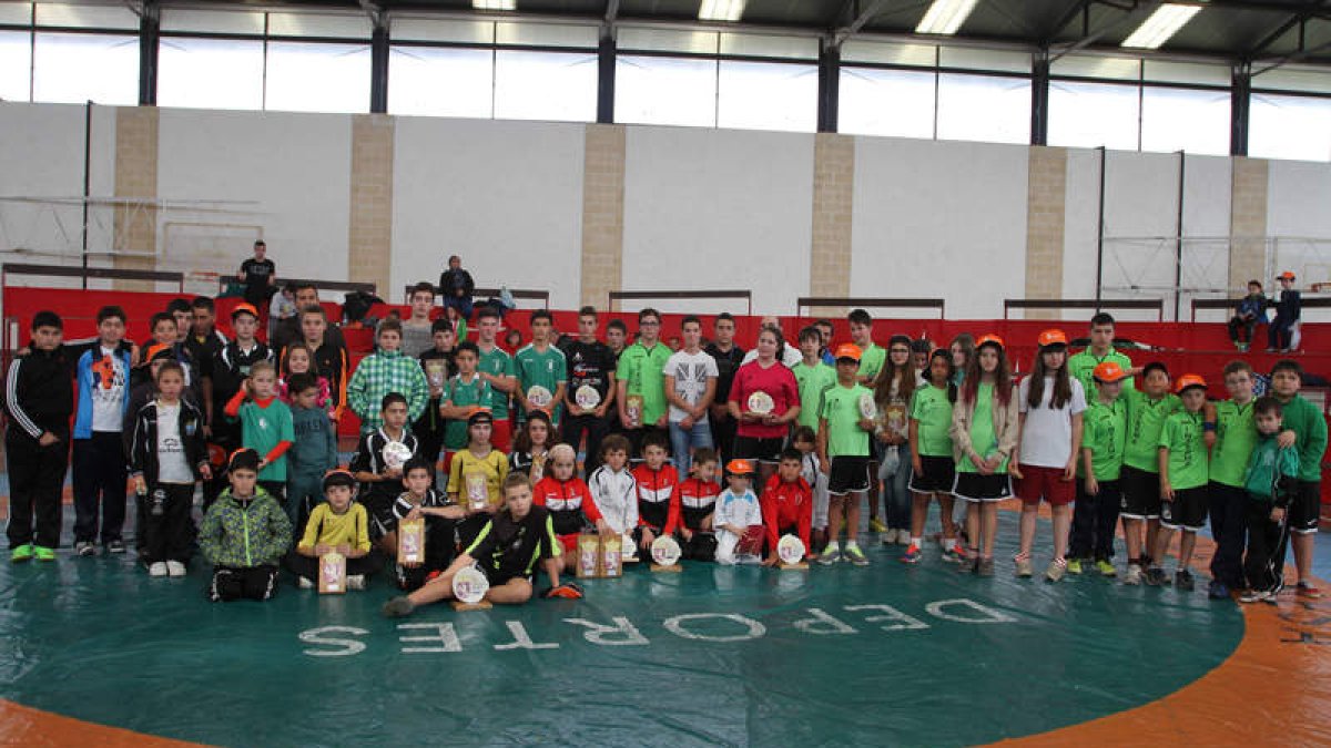 Vencedores y participantes en el Interescuelas de la Diputación celebrado en Mansilla.