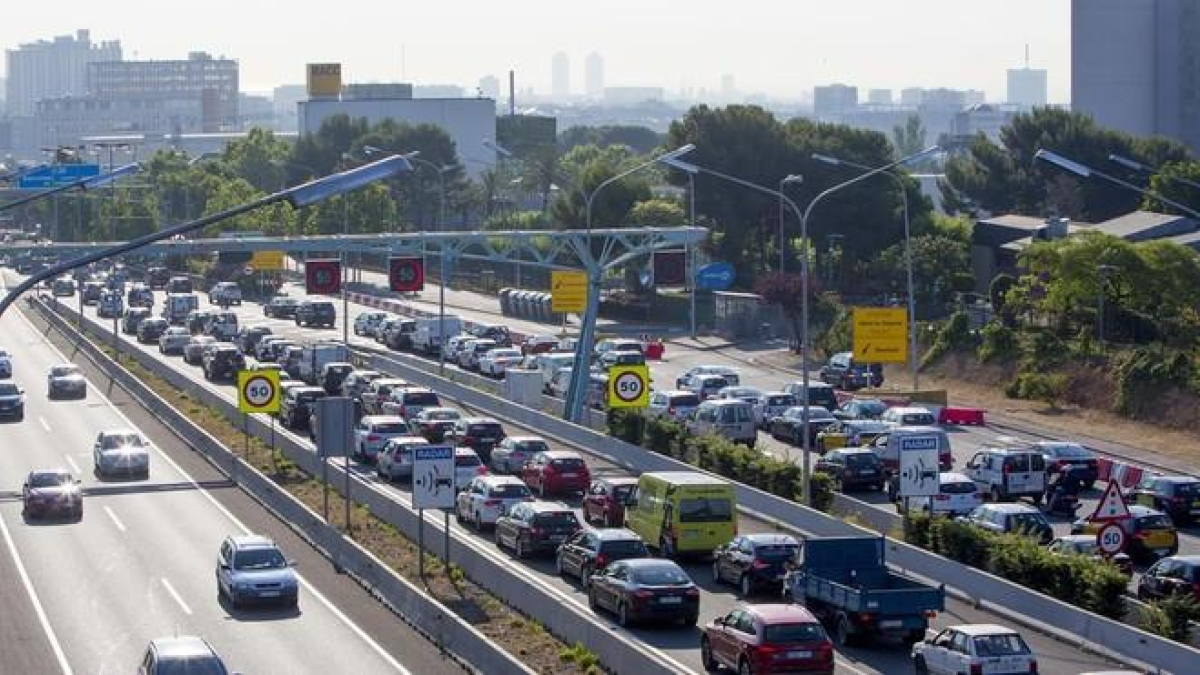 Atasco de coches a la entrada en la ciudad de Barcelona.