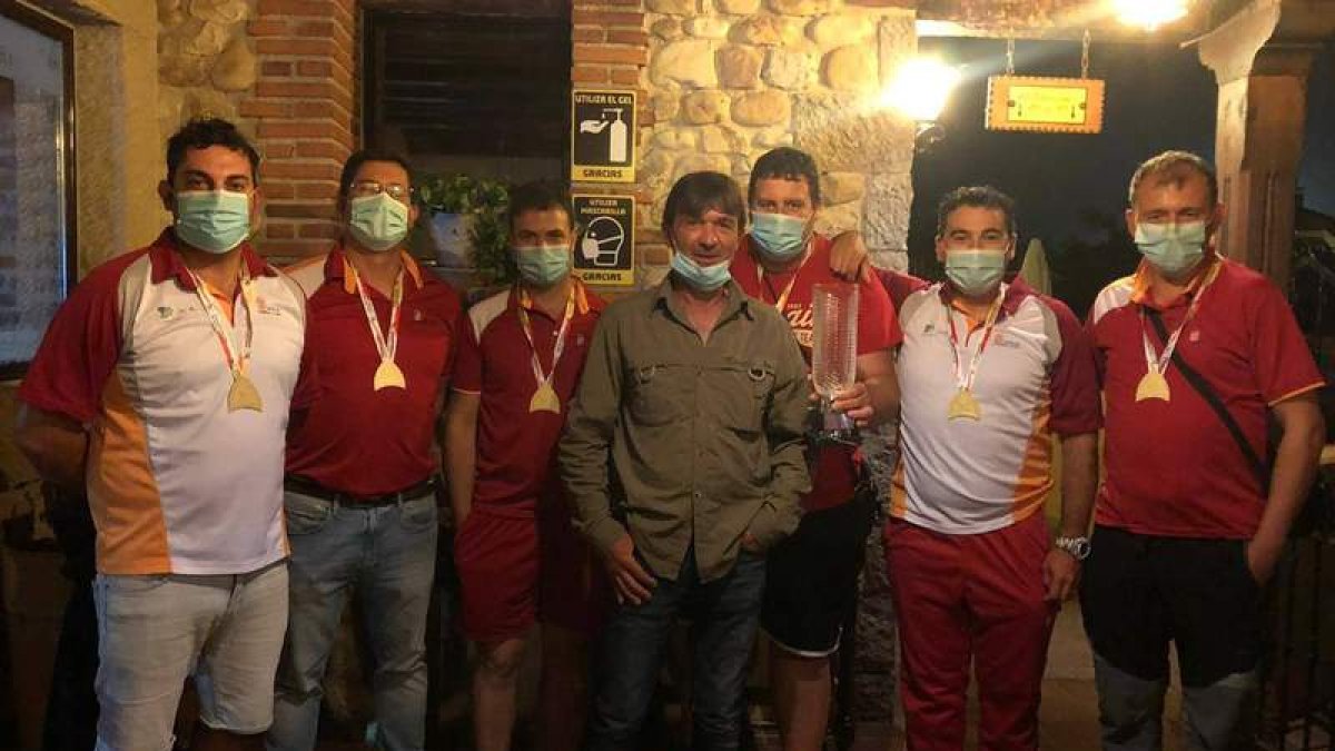 La selección autonómica con los tres pescadores leoneses Juan Cifuentes, Codeseira y Lafuente. DL