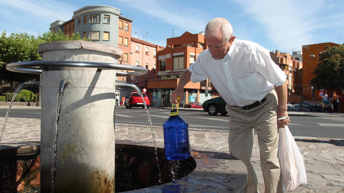 Las colas de ciudadanos con garrafas son una estampa habitual en el caño de la plaza del Espolón.