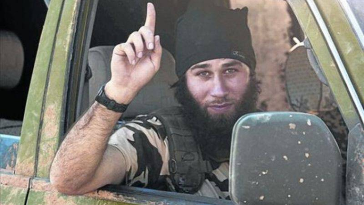 Un combatiente del Estado Islámico a las afueras de Kobani.
