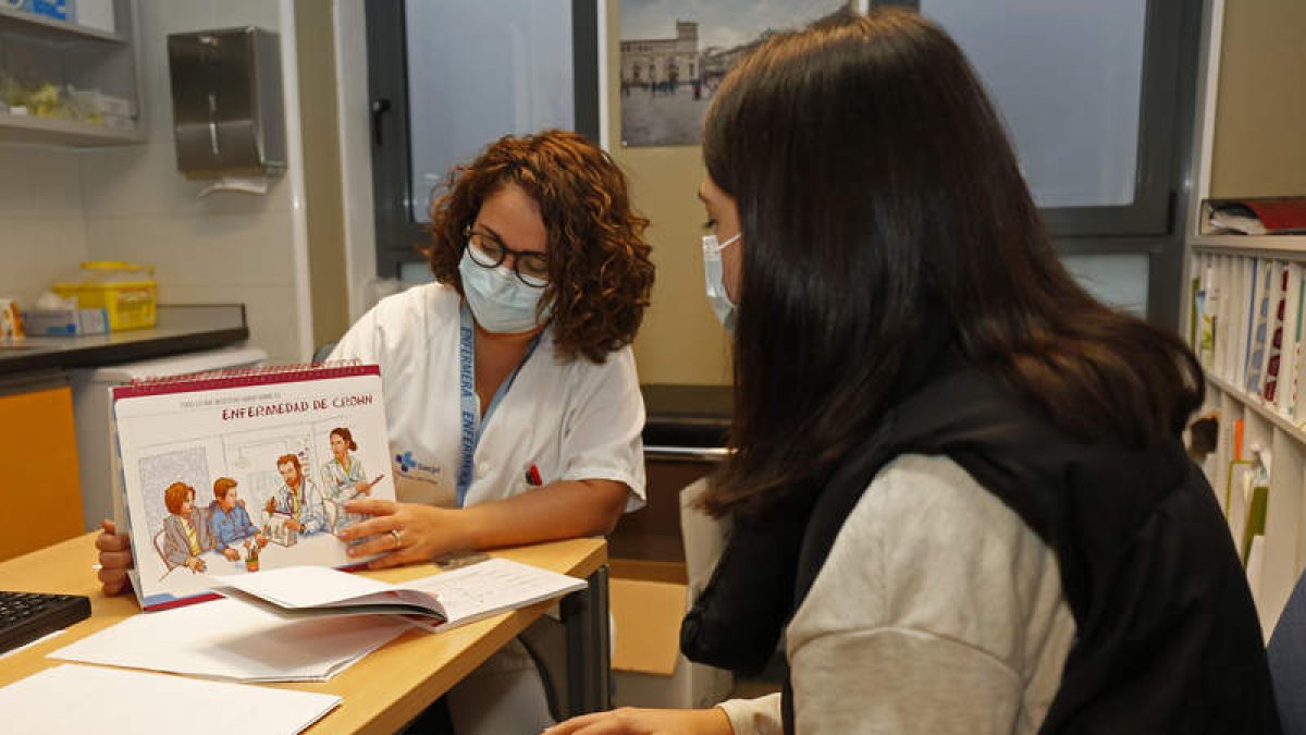 Noelia Cano, enfermera de práctica avanzada en enfermedad intestinal inflamatoria, informa a una paciente sobre una de las patología más tratadas en la unidad. FERNANDO OTERO