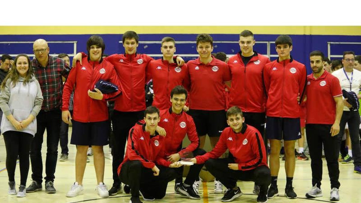Dos de los tres equipos de base del Abanca Ademar posan tras conquistar el oro en el torneo. JESÚS F. SALVADORES