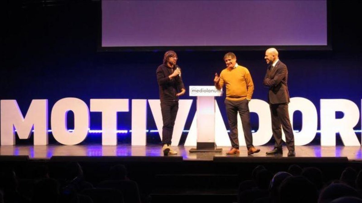 Toni Nadal, en el centro, es presentado, a su derecha, por el actor Santi Millán.
