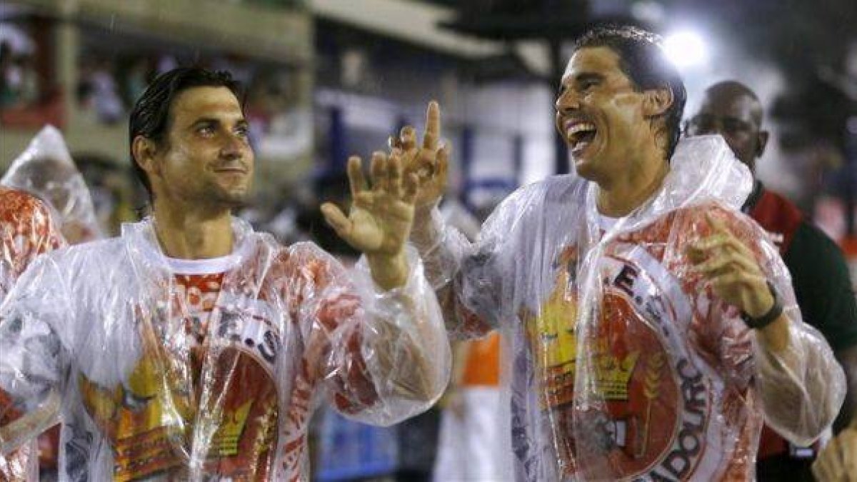 Rafael Nadal y David Ferrer participan del desfile en el sambódromo de Río de Janeiro.