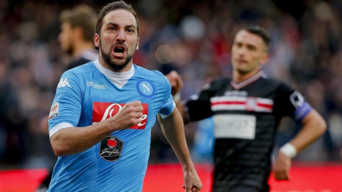 Higuaín celebra un gol con el Nápoles la pasada temporada.