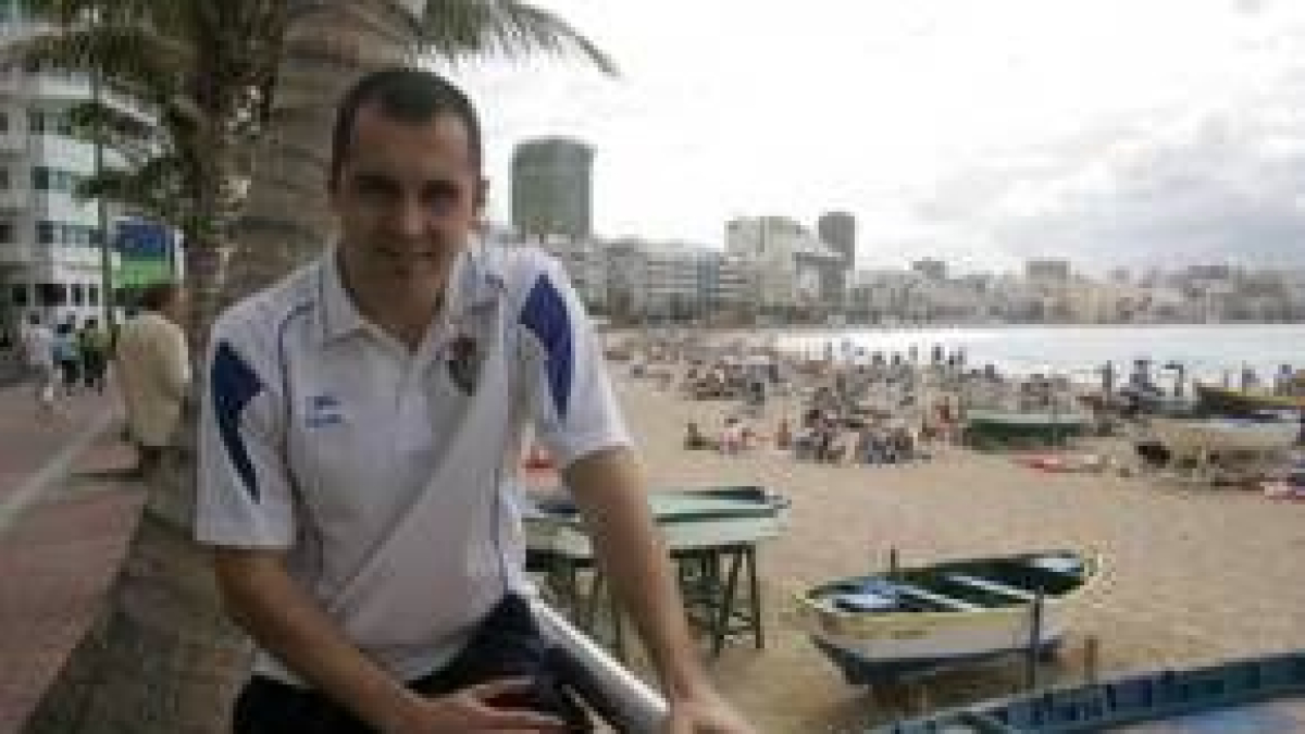 Fran aguardaba la hora de almorzar en la atestada Playa de las Canteras, donde se hospeda el equipo
