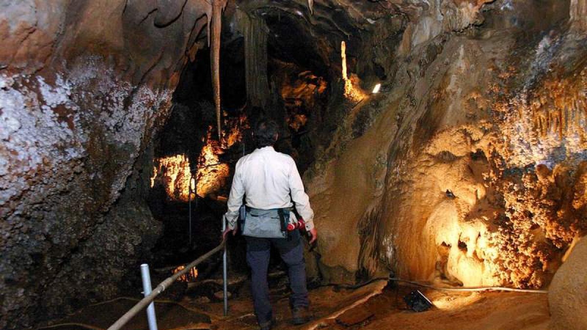 Las cuevas de Llamazares, en Valdelugueros, son un enclave único en la montaña central.