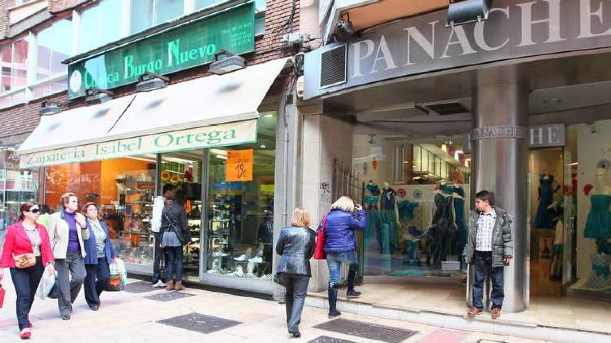 Las tiendas ya abrieron en 2011 el Sábado Santo que coincidía con la fiesta de la Comunidad.