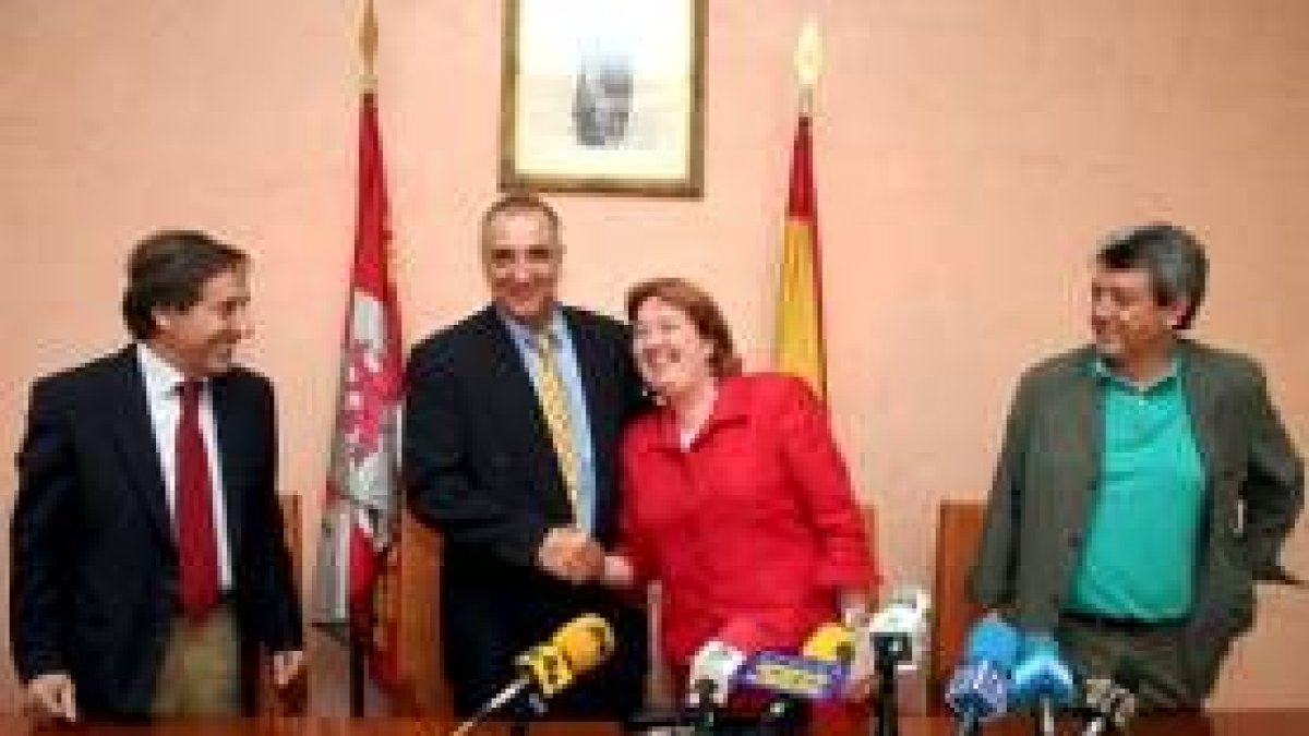 García-Prieto, Victorino Alonso, Ana Luisa Durán y Miguel Martínez durante la firma del convenio
