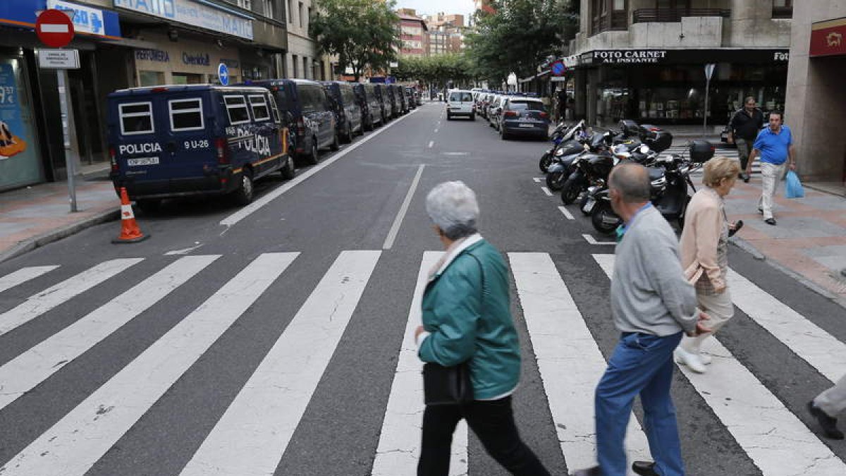 Vehículos policiales en la calle Villabenavente, junto a la Comisaría de León.