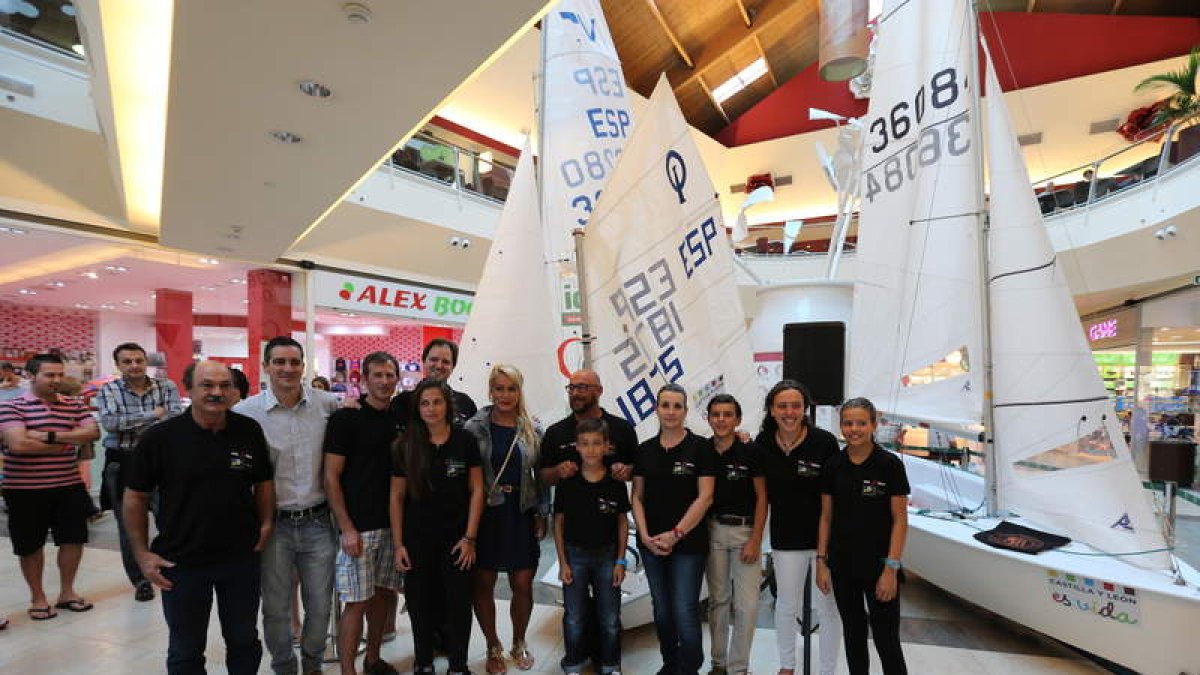 Los miembros del equipo berciano presentaron ayer su nuevo barco en Ponferrada