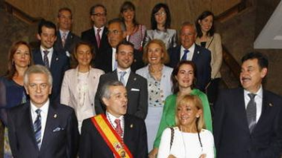Emilio Gutiérrez besa ya como alcalde a su nueva concejala, Isabel Carrasco.