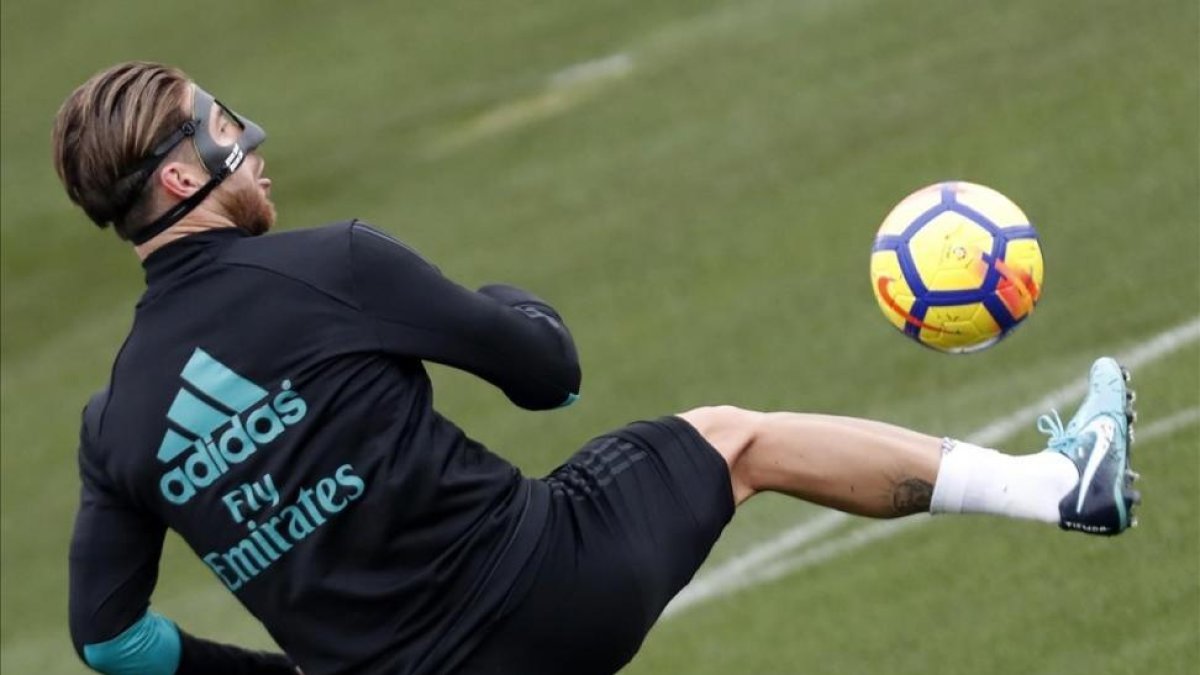 Sergio Ramos, durante el entrenamiento de este viernes en la ciudad deportiva blanca.