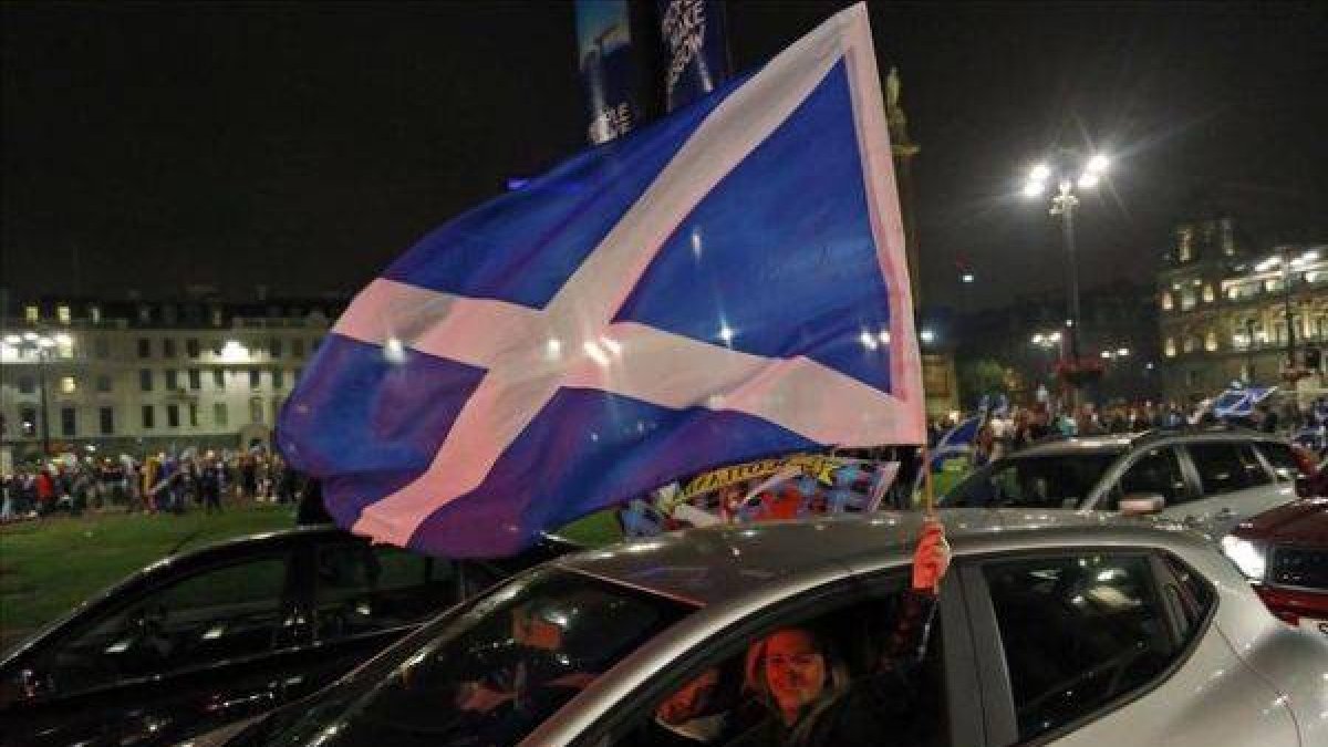 Partidarios de la independencia agitan una bandera de Escocia en el centro de Glasgow.