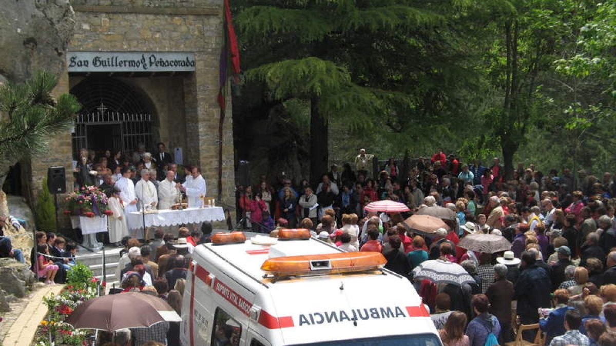 La explanada de la ermita reúne a numeroso público.