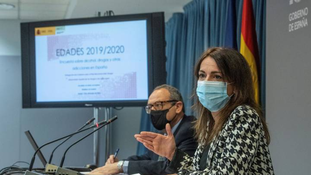 La secretaria de Estado de Sanidad, Silvia Calzón, y el delegado del Gobierno para el Plan Nacional Sobre Drogas, Joan Ramón Villalbí presentan este lunes la XIII Encuesta sobre Alcohol y otras Drogas en España (EDADES). RODRIGO JIMÉNEZ