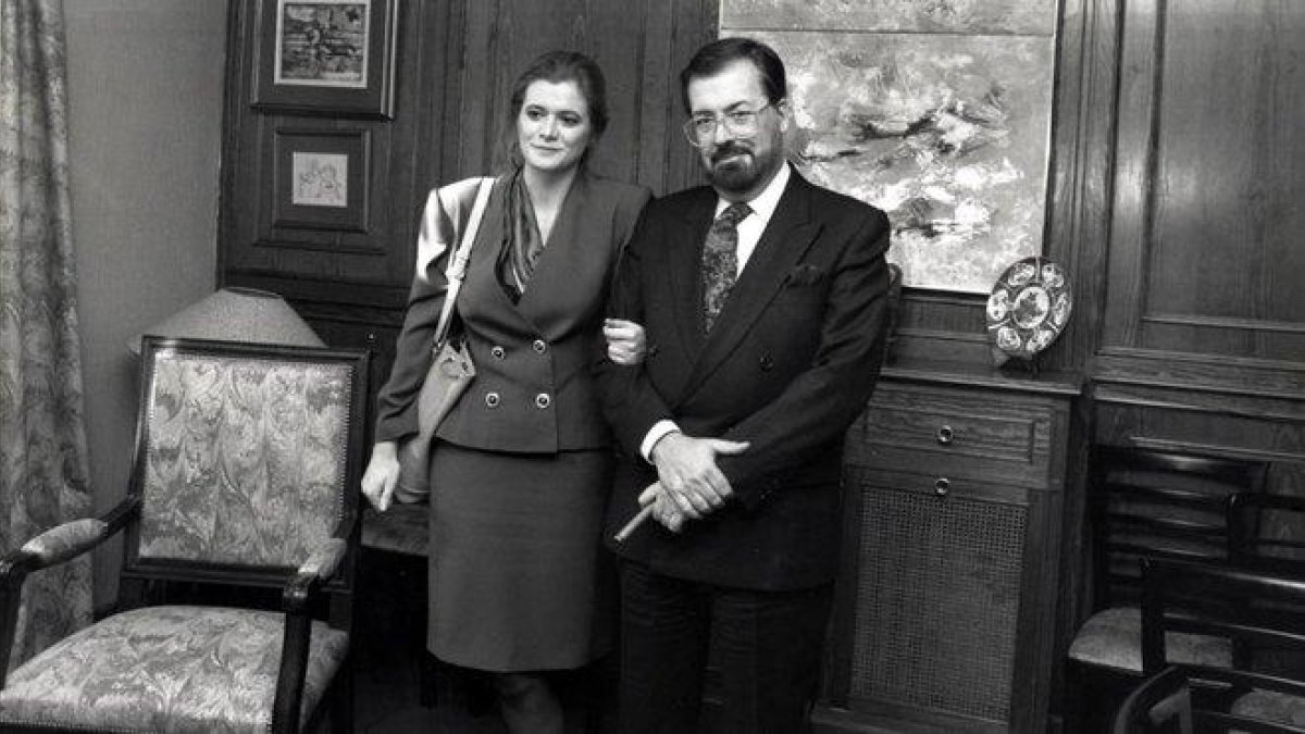 Elena Ochoa y Chicho Ibáñez Serrador, en la presentación del programa de TVE Hablemos de sexo, en 1990.