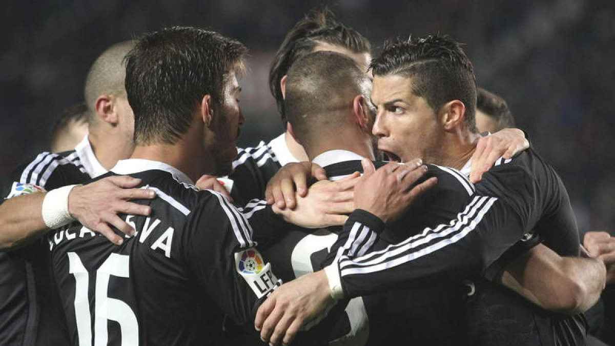 Los futbolistas del Madrid celebran con Benzema el primer gol del partido ante el Elche.