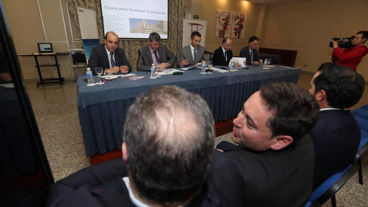 El acto organizado por Bierzo Pyme reunió a medio centenar de emprendedores. ANA F. BARREDO