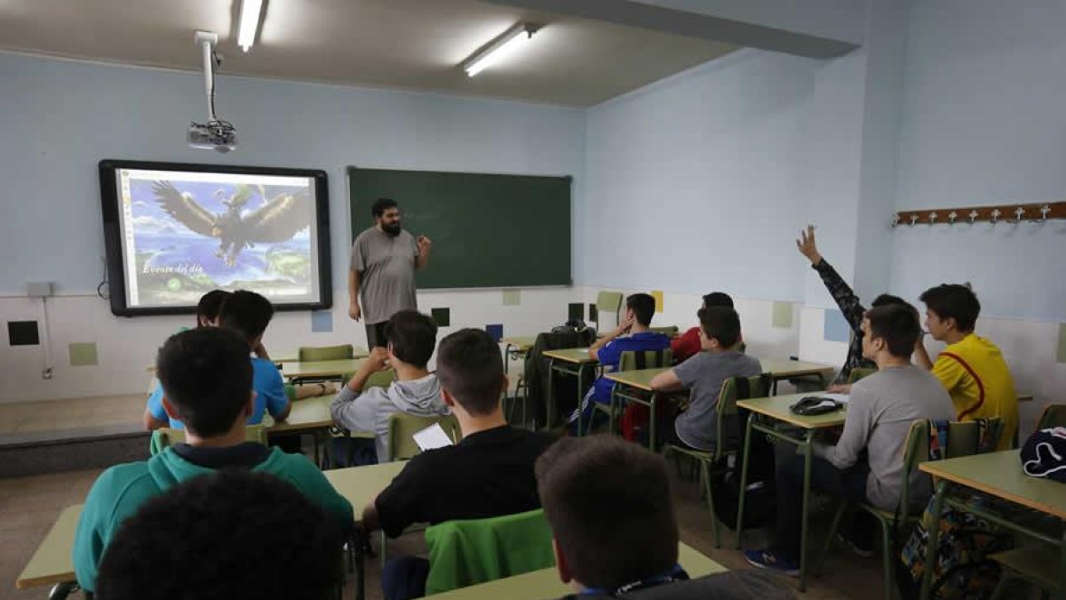 Un profesor impartiendo clase en una imagen de archivo.