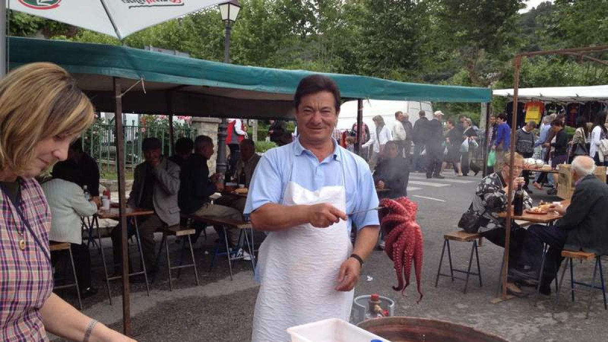 Uno de los pulperos, ayer en la tradicional Feria de San Antonio de la villa del Burbia.