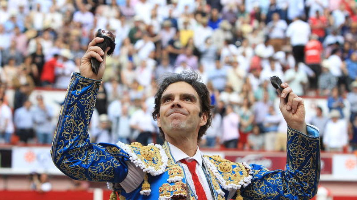 José Tomás, habitual ya en la feria de León, con las orejas que cortó a su segundo toro en la plaza mexicana