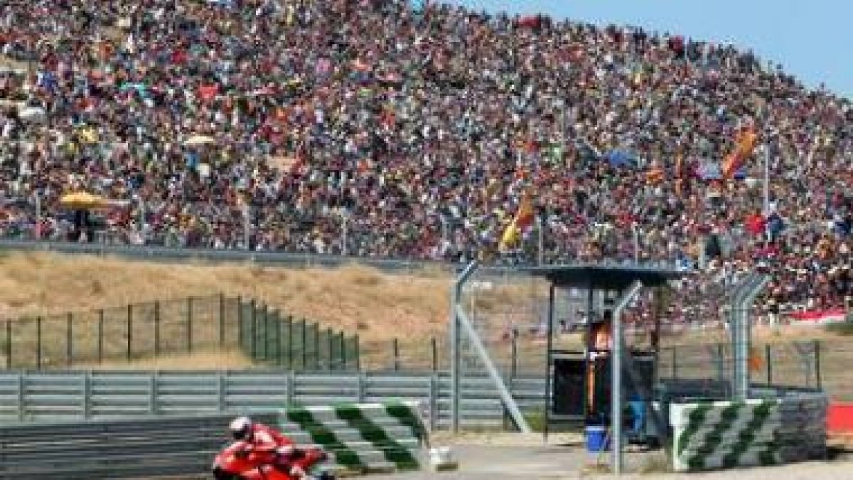 Stoner, en los últimos metros de su carrera triunfal en MotoGP.