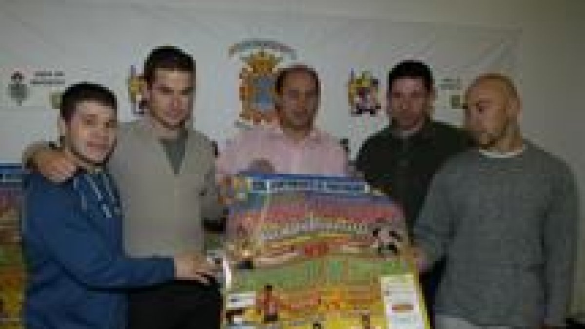 Los participantes en la presentación de la velada, con el cartel anunciador de la misma