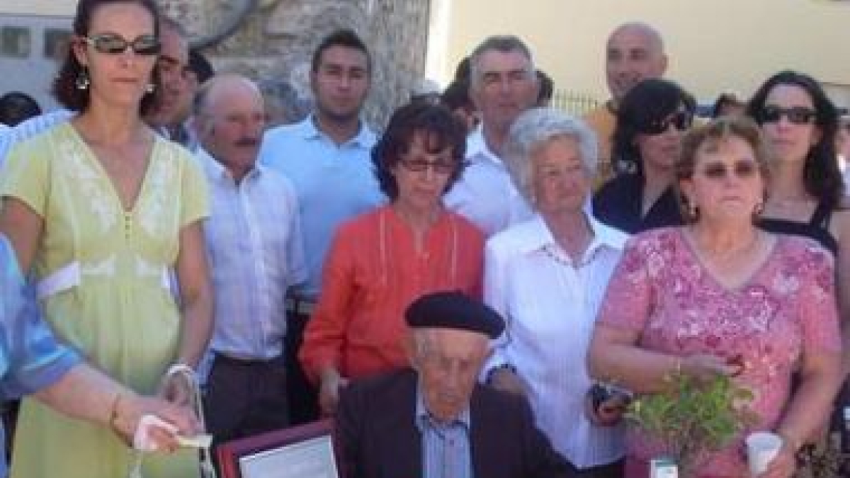 Aquilino Díez junto a su familia y vecinos de Carande, su pueblo natal.