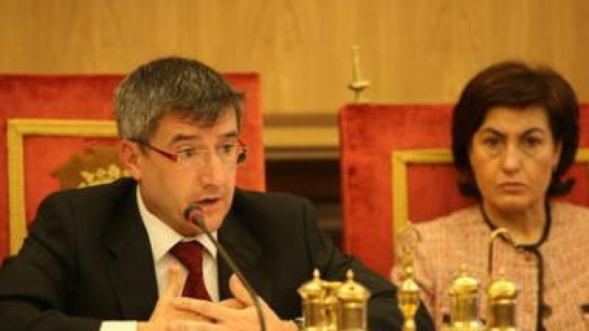 Francisco Fernández y Humildad Rodríguez, en una imagen de archivo tomada en un Pleno de presupuesto