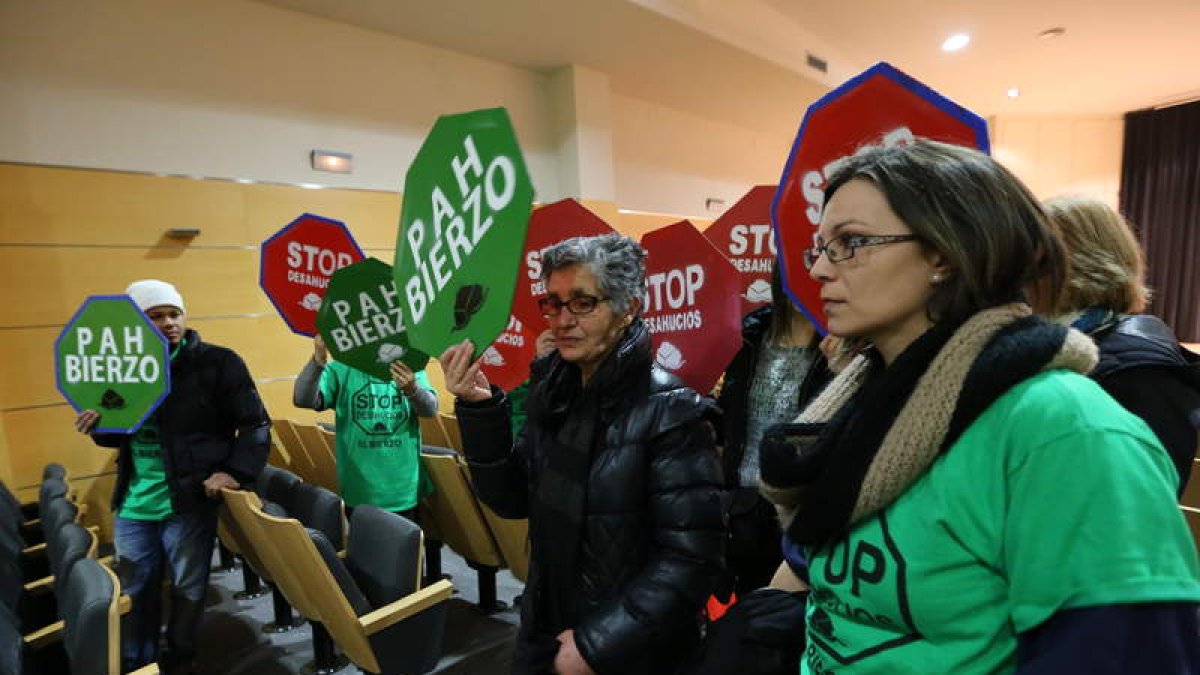 Miembros de la PAH Bierzo, ayer en la Casa de la Cultura de Ponferrada.