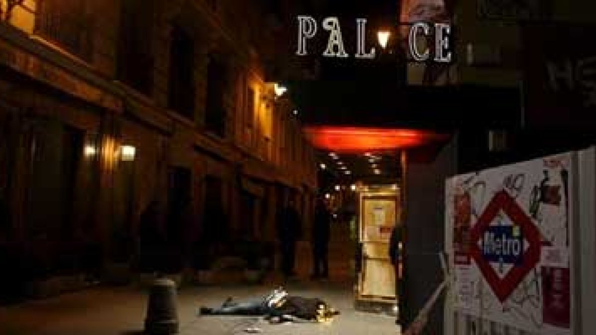 El cuerpo sin vida de un hombre permanece en el suelo, a la entrada de la discoteca