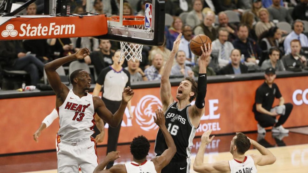 Pau Gasol, rodeado de rivales.