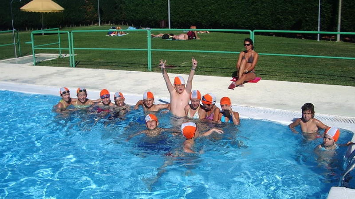Instalaciones de la piscina municipal, en Villaobispo de las Regueras.