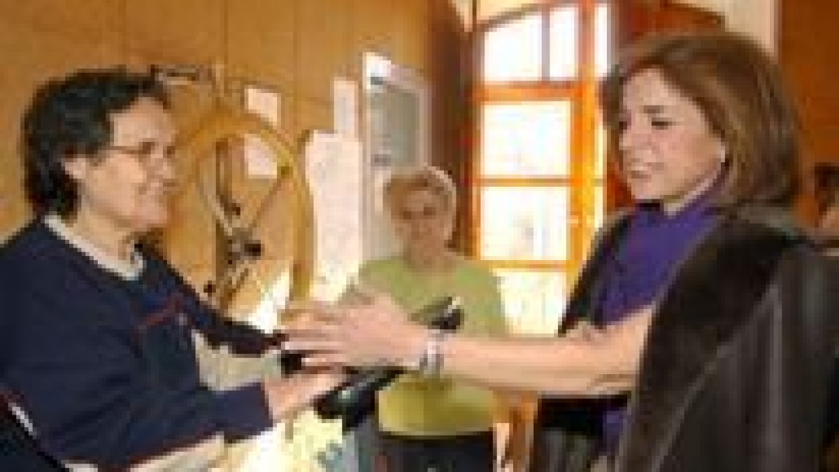 Ana Botella durante su visita a un centro de la tercera edad ayer en Medina del Campo