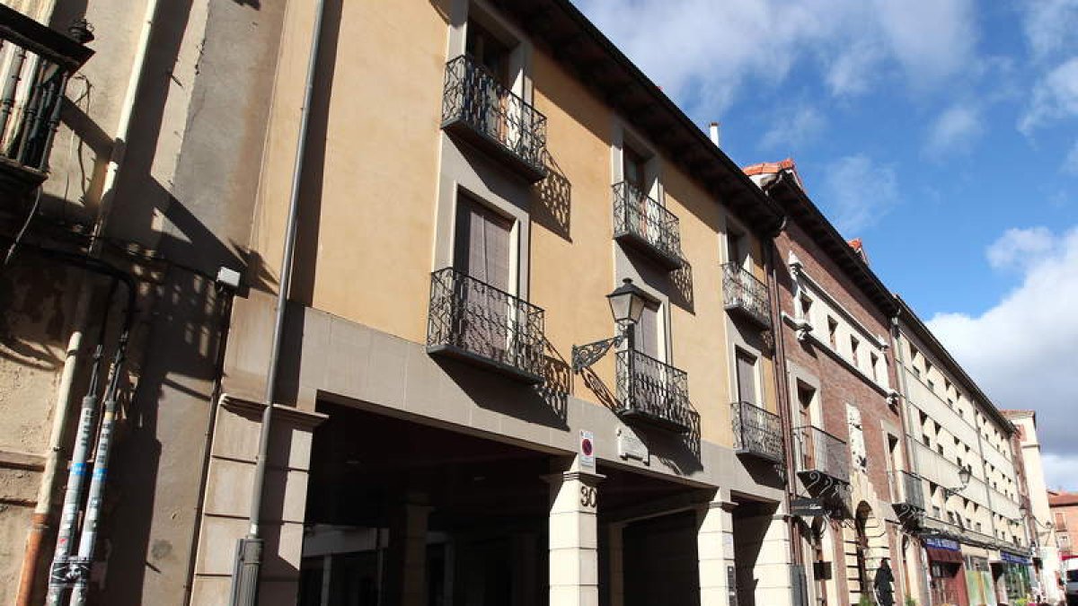 Acceso a la urbanización afectada en la calle de la Rúa. NORBERTO